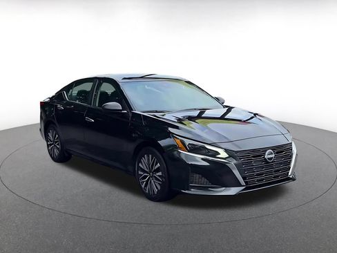 Used 2025 Nissan Altima 2.5 SV FWD image 3
