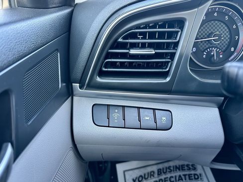 Used 2020 Hyundai Elantra SE image 17