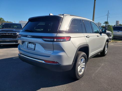 New 2025 Jeep Grand Cherokee Laredo image 6
