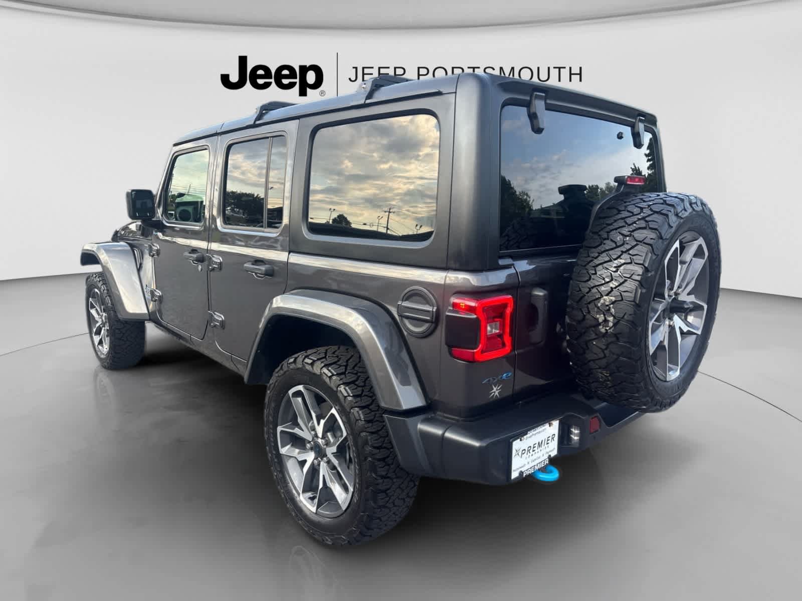 Used 2024 Jeep Wrangler Unlimited w/ Convenience Group AWD/4WD image 5