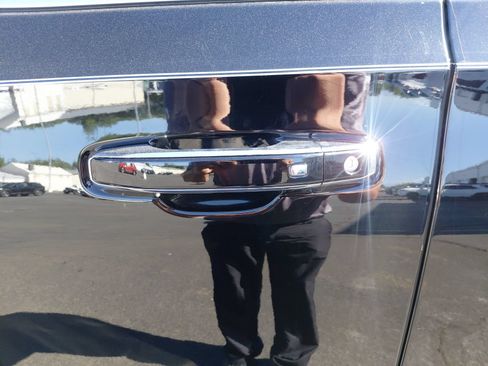 Used 2025 GMC Yukon Denali AWD/4WD image 13