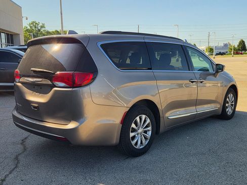Used 2017 Chrysler Pacifica Touring-L FWD image 5