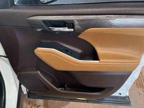 Used 2022 Toyota Highlander Platinum image 25