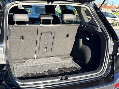 Certified 2025 Volkswagen Taos SE image 18