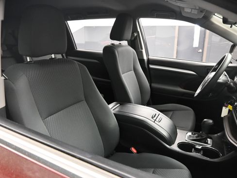 Used 2015 Toyota Highlander LE image 22