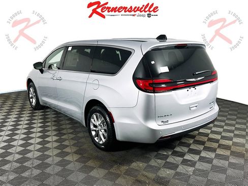New 2026 Chrysler Pacifica Limited image 5