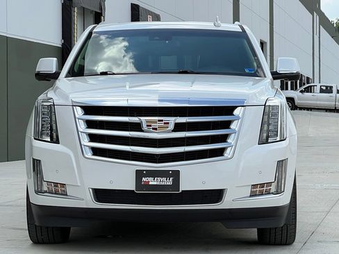 Used 2018 Cadillac Escalade ESV Luxury AWD/4WD image 6