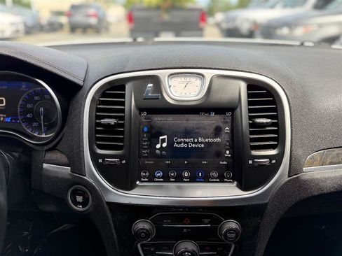 Used 2019 Chrysler 300 Limited AWD/4WD image 37