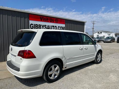 Used 2010 Volkswagen Routan SE FWD image 4