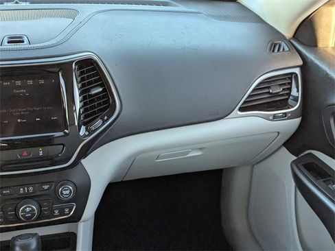 Used 2022 Jeep Cherokee Limited image 17