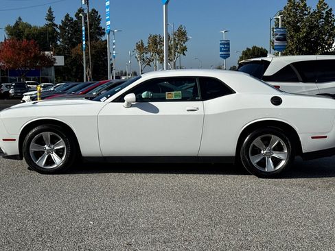 Used 2015 Dodge Challenger SXT image 2