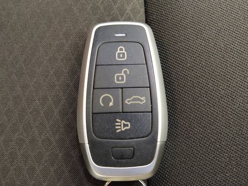 Used 2018 Chevrolet Malibu LT image 32