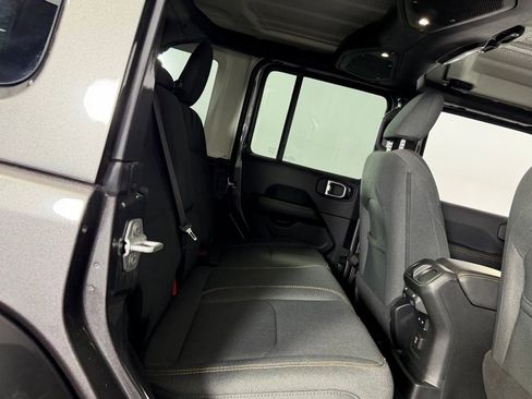 Used 2025 Jeep Wrangler Unlimited Sahara image 32