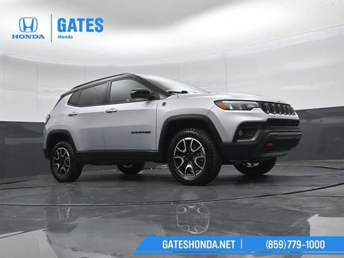 Used 2024 Jeep Compass Trailhawk AWD/4WD image 38