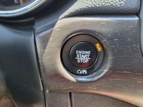 Used 2018 Jeep Grand Cherokee Laredo AWD/4WD image 11