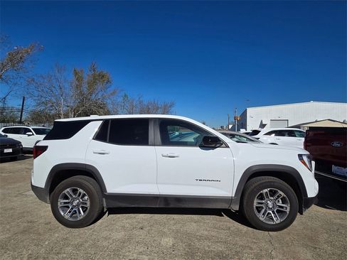 Used 2025 GMC Terrain Elevation image 3