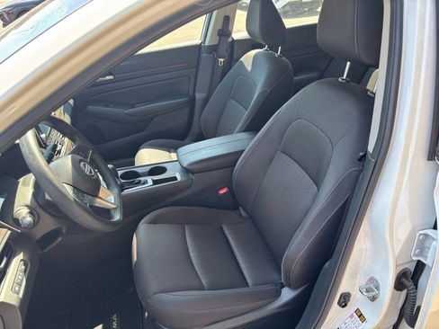 Used 2025 Nissan Altima 2.5 SV FWD image 35