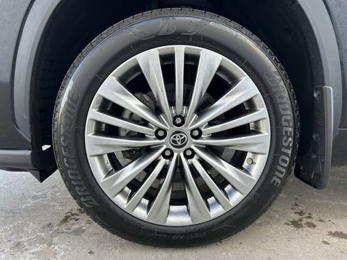 Used 2024 Toyota Highlander Platinum image 12