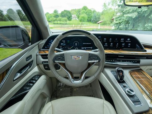 Used 2023 Cadillac Escalade ESV Sport Platinum AWD/4WD image 16