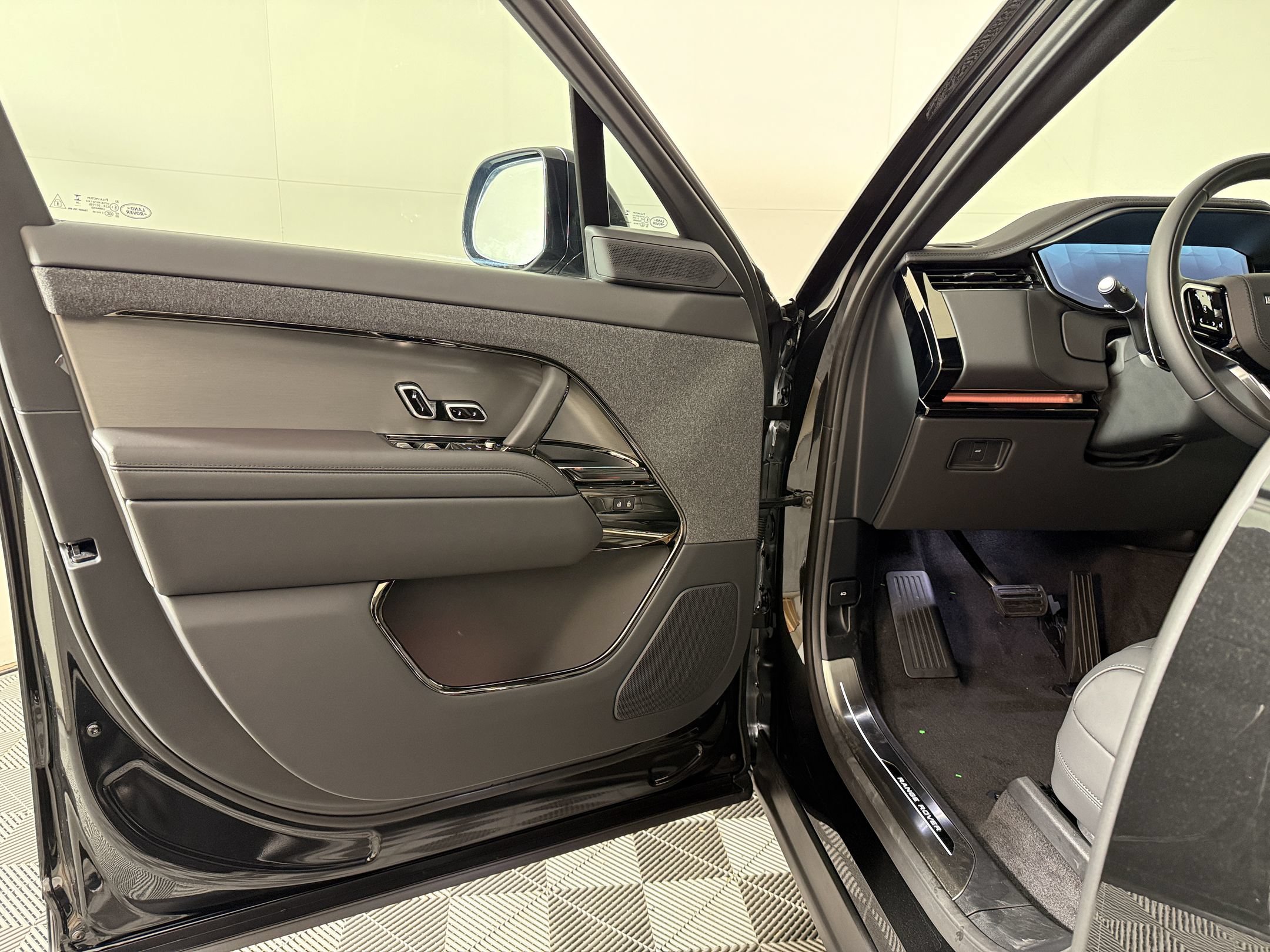 New 2027 Land Rover Range Rover Sport SE AWD/4WD image 5