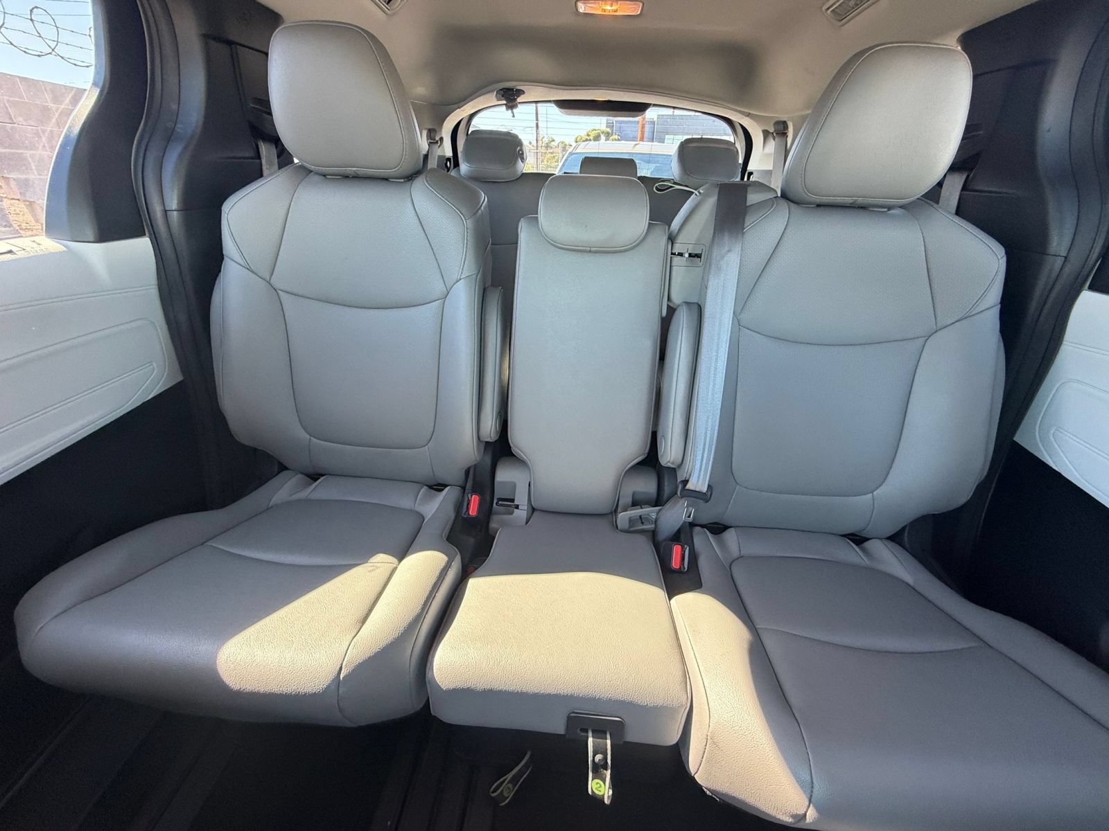 Used 2025 Toyota Sienna XLE FWD image 40