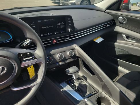 New 2025 Hyundai Elantra SE image 31