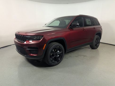 New 2025 Jeep Grand Cherokee Altitude image 3