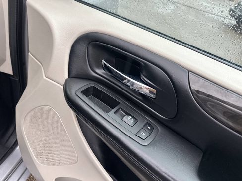 Used 2019 Dodge Grand Caravan SE FWD image 24