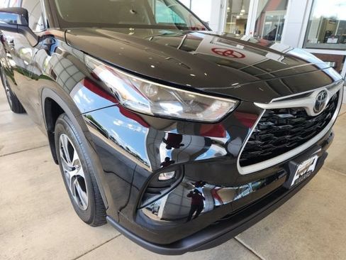 Used 2023 Toyota Highlander XLE AWD/4WD image 8