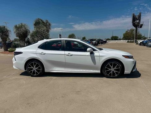 Used 2024 Toyota Camry SE image 2