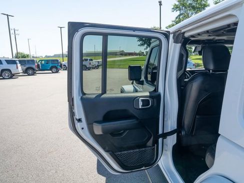 Used 2019 Jeep Wrangler Unlimited Sahara AWD/4WD image 14