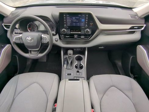 Used 2022 Toyota Highlander L image 18