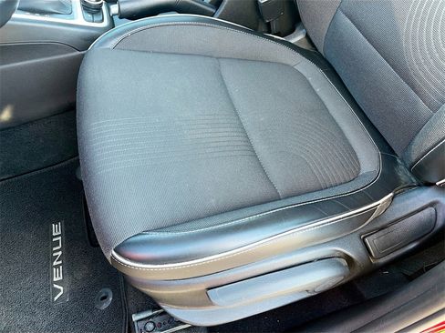 Used 2022 Hyundai Venue Limited image 19