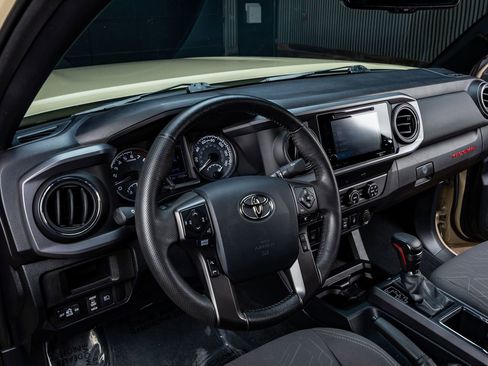 Used 2019 Toyota Tacoma TRD Off-Road w/ Technology Package image 16