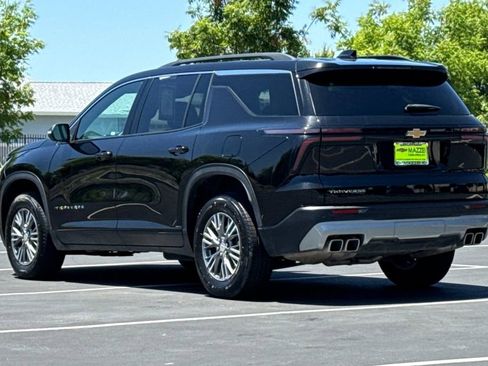 Used 2025 Chevrolet Traverse LT FWD image 3