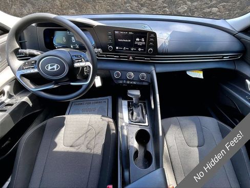 Used 2025 Hyundai Elantra SE FWD image 12