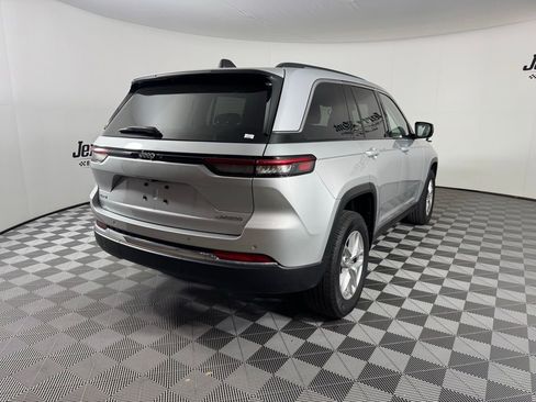 Used 2023 Jeep Grand Cherokee Laredo X image 9