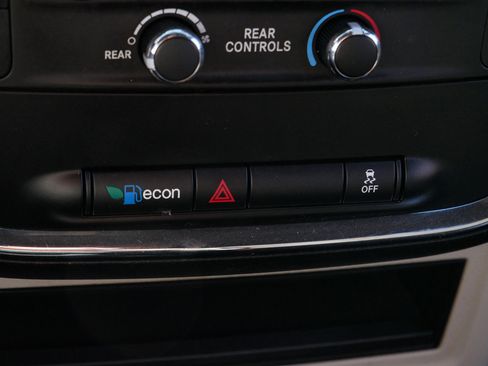 Used 2014 Dodge Grand Caravan SE image 27