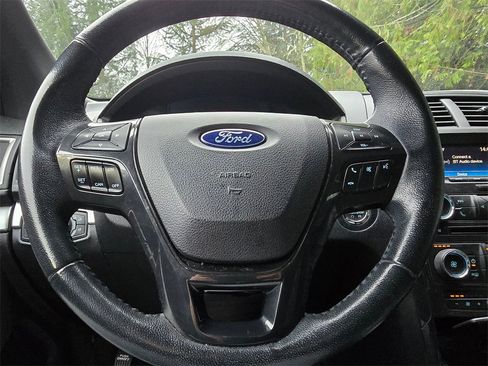 Used 2017 Ford Explorer XLT image 3