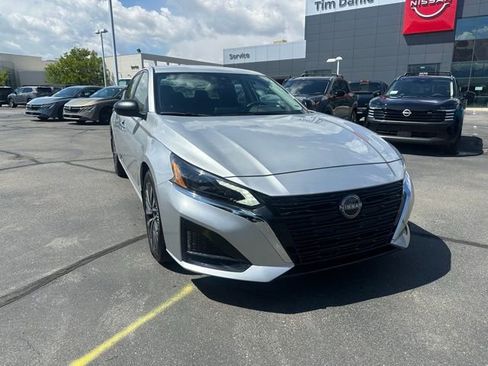 Used 2024 Nissan Altima 2.5 SV FWD image 2