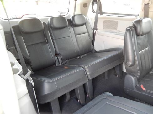 Used 2010 Chrysler Town & Country Touring Plus image 33
