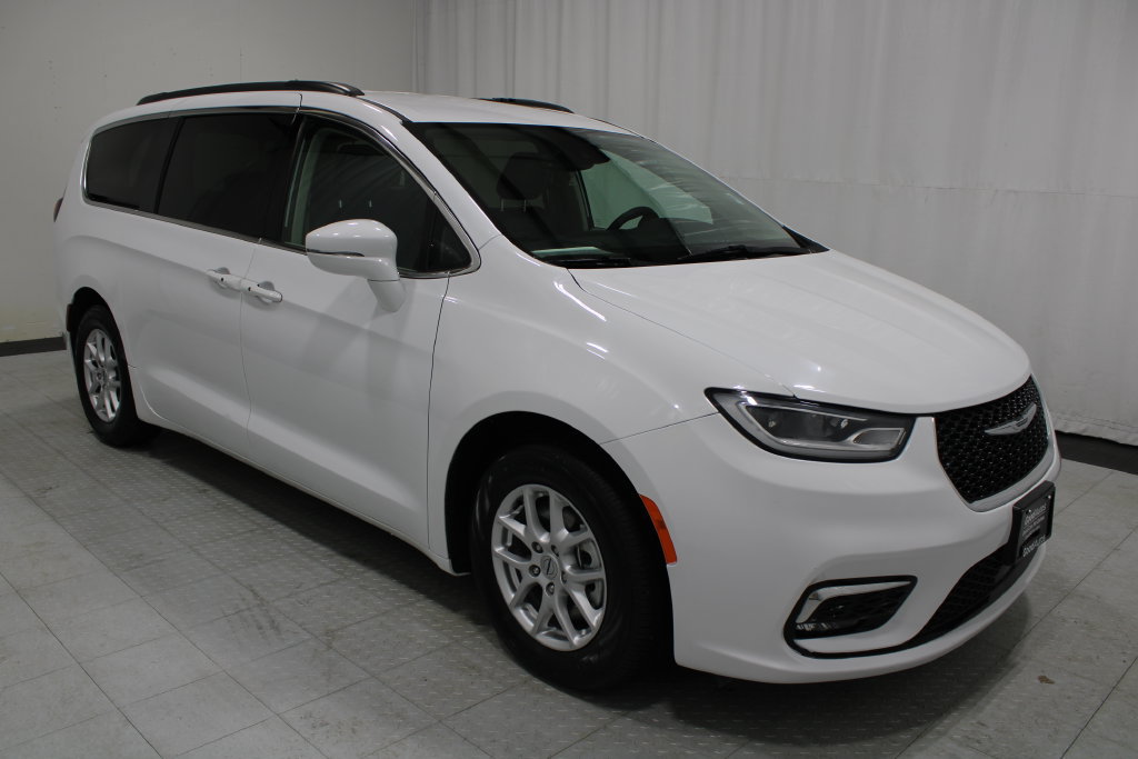 Used 2022 Chrysler Pacifica Touring-L FWD image 3