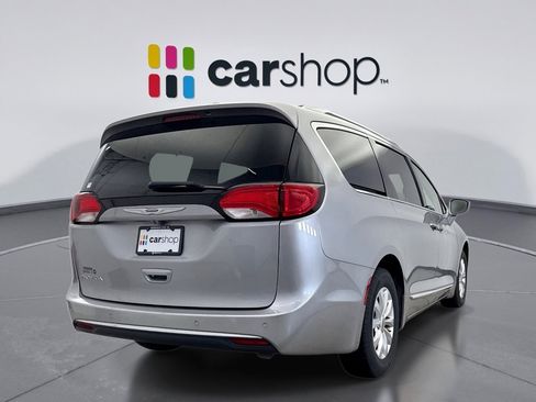 Used 2019 Chrysler Pacifica Touring-L image 5