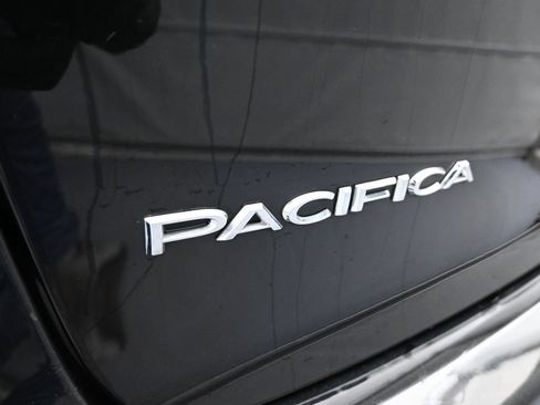 Used 2024 Chrysler Pacifica Touring-L FWD image 25