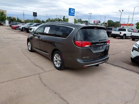 Used 2019 Chrysler Pacifica Touring-L Plus FWD image 6