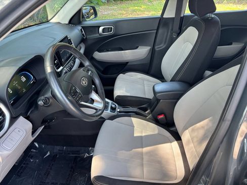 Used 2025 Hyundai Venue SEL FWD image 25