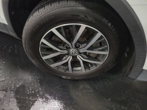 Used 2019 Volkswagen Tiguan SE w/ Panoramic Sunroof Package FWD image 11