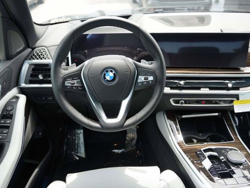 Used 2026 BMW X5 xDrive50e w/ Premium Package AWD/4WD image 8