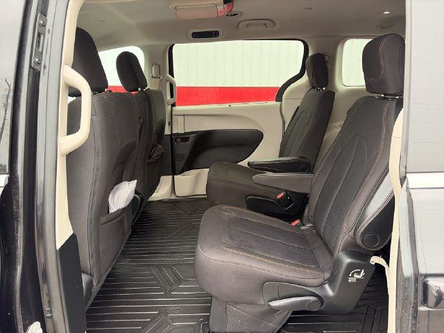 Used 2017 Chrysler Pacifica Touring Plus w/ Tire & Wheel Group FWD image 39