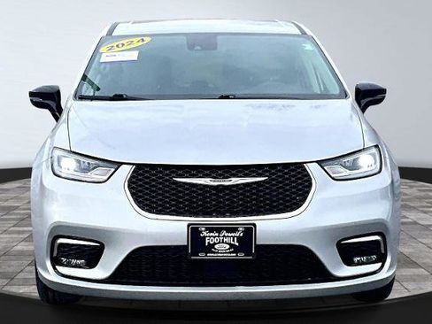 Used 2024 Chrysler Pacifica Touring-L image 3